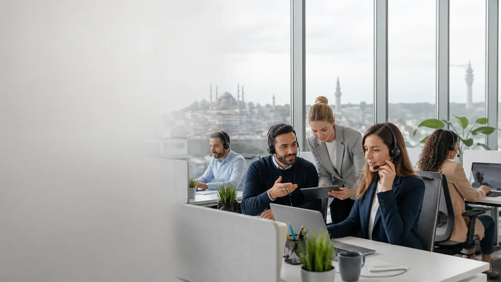 MITO Vertriebsteam bei der Arbeit in einem modernen Büro in Istanbul
